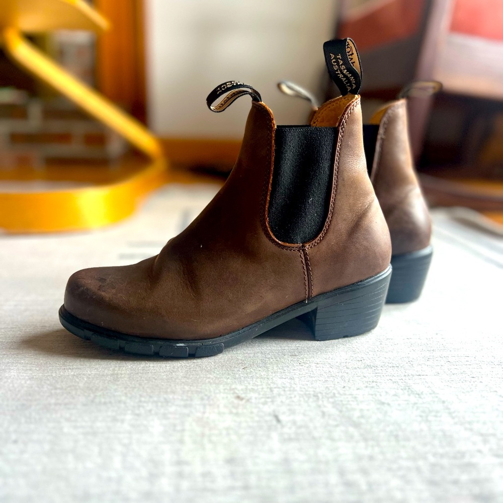 Blundstones Antique Brown Chelsea Leather Boots.